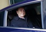 Anklaget. Jacques Chirac forlader sit kontor i Paris i dag. I morgen møder han op i retten, hvor omkring 100 udenlandske journalister og et hav af franske følger sagen. 