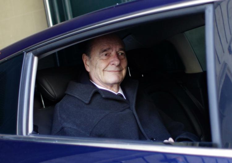 Anklaget. Jacques Chirac forlader sit kontor i Paris i dag. I morgen møder han op i retten, hvor omkring 100 udenlandske journalister og et hav af franske følger sagen. 