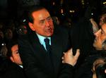 Overfald. I 2009 angreb en psykisk syg mand Berlusconi  med en tung souvenir-model af Milanos katedral. Premierministeren  brækkede  næsen og mistede to tænder. 