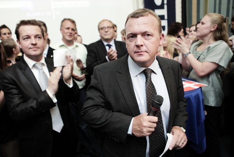 Lummer? Jens Rohde har lagt en video ud på Facebook, hvor kvinder på åben gade får tøjet hevet af. Socialdemokraterne vil nu vide, hvad statsministeren synes om sådan en adfærd. 