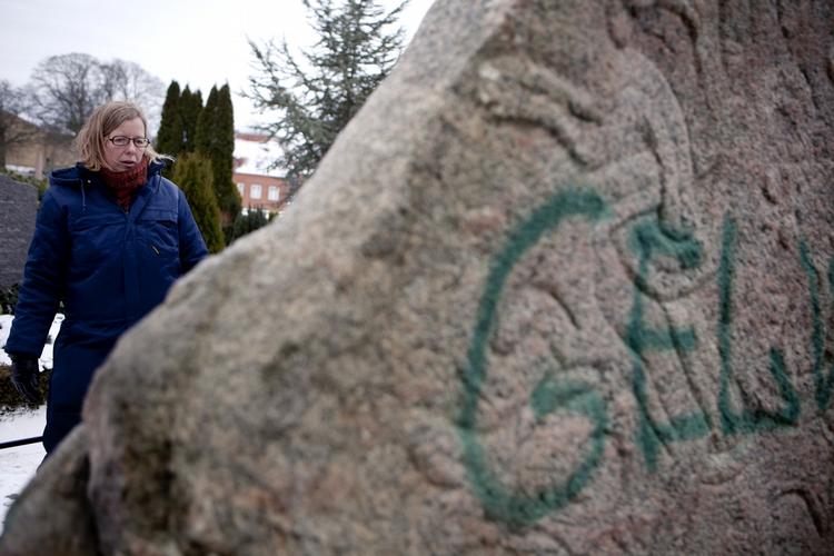 Hærværk. En 15-årig dreng har  erkendt, at det var ham, som malede grafiti på Jellingestenen. 