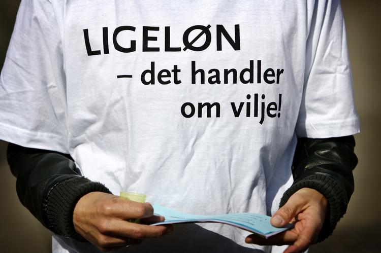 LØNKRAV. Kvinders løn ligger lavere end mænds. Om cirka 20 generationer kan kvinder vente at tjene det samme som deres mandlige kolleger, forudser FOA. Arkivfoto fra sygeplejerskedemonstration. 