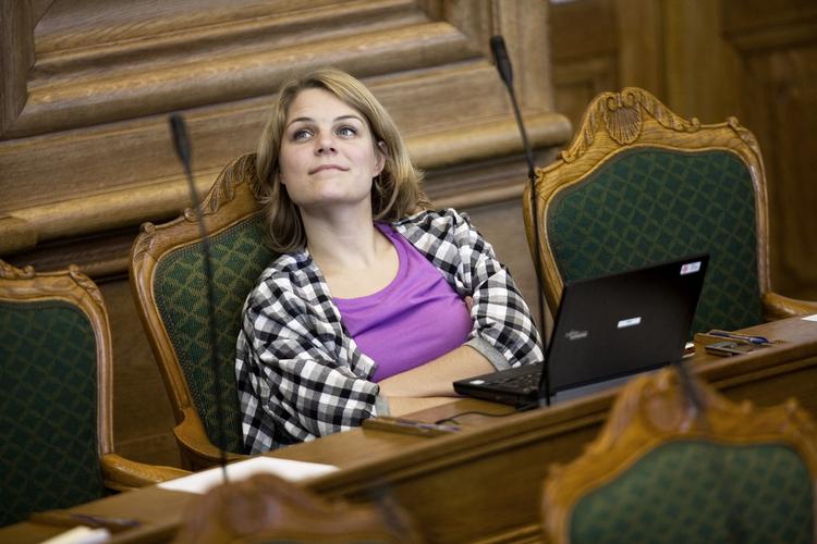 populær. Johanne Schmidt-Nielsen (Enh.) er overrasket over at være den mest populære partileder. »Jeg tror måske, det skyldes, at det, der kommer ud af min mund, mener jeg. Der er ikke en spindoktor, der bestemmer, hvad vi siger og gør i Enhedslisten«, siger hun til MetroXpress. 