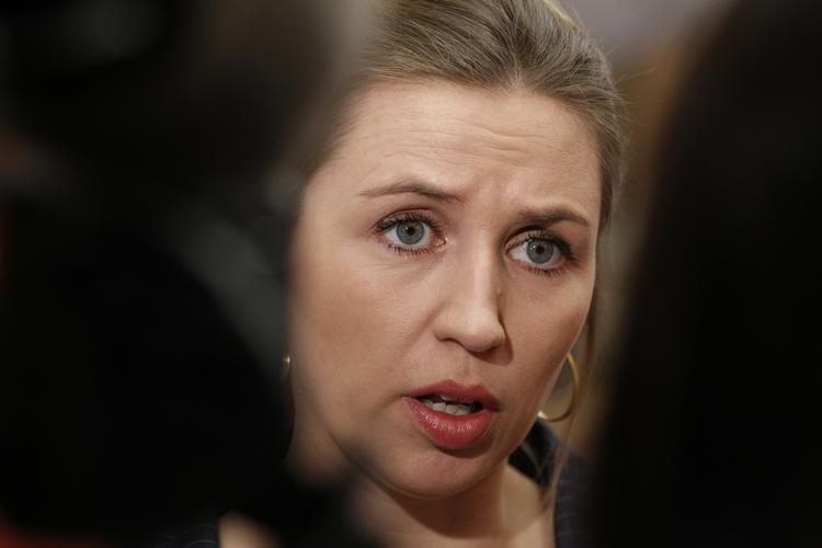 Tilfreds. Socialdemokraternes næstformand, Mette Frederiksen, fanget på Christiansborgs gange i dag. Hun er tilfreds med, at Lars Løkke i dag har skilt sig af med Birthe Rønn Hornbech. 