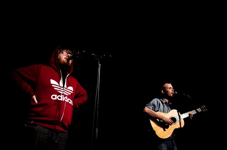 afdæmpet. Jacob Bellens og Anders Matthiesen gør mildt sagt ikke store krumspring på scenen. Alligevel kan de fylde Store Vega på en søndag aften. Årsagen er ganske simpel: duoens inderlige musik. 