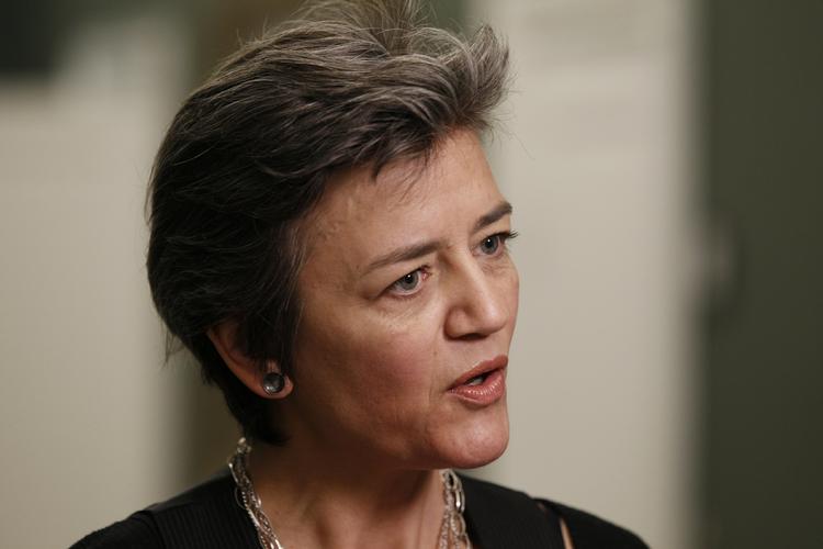 Ros. Christiansborgs gange emmer af liv i dag. Margrethe Vestager roser Lars Løkke for at have taget en klog beslutning. 