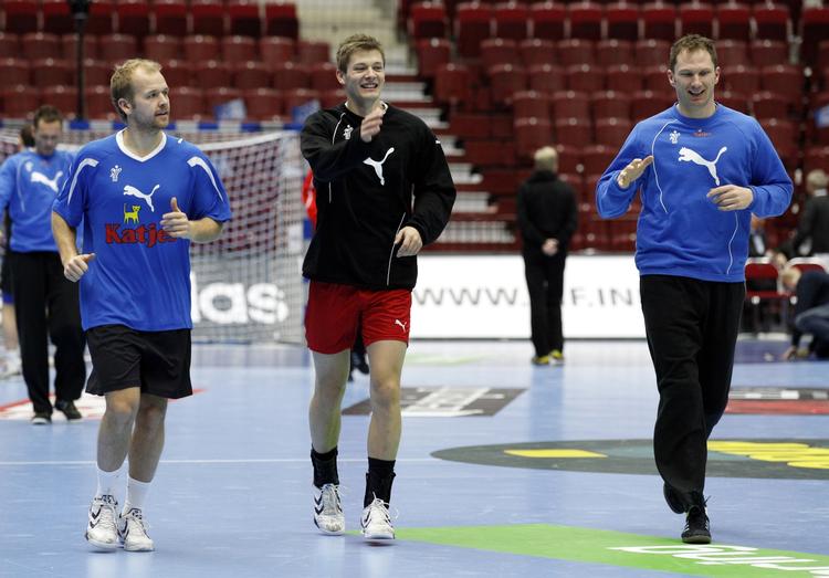 strandet. De tre 'visum-ramte' danskere, Anders Eggert, Lasse Svan Hansen og Søren Rasmussen, træner under VM i Sverige. 