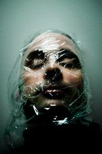 Hold vejret. Jan Costin Wagner lægger i sine krimier mere vægt på stille, indre gru end på blod og action. Her har han til ære for fotografen, som et andet lig, ladet sig pakke ind i plastik. 