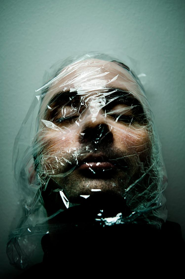 Hold vejret. Jan Costin Wagner lægger i sine krimier mere vægt på stille, indre gru end på blod og action. Her har han til ære for fotografen, som et andet lig, ladet sig pakke ind i plastik. 