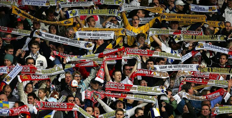 baneløber. Tilhængere fra Havant &amp; Waterlooville på den helt store scene, da holdet fra de nederste engelske rækker spillede FA Cup mod Liverpool i 2008. 
