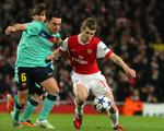 Nærkamp. Jack Wilshere (t.h.) gik i kødet på Barca-strategen Xavi i den første kampe for tre uger siden. 
