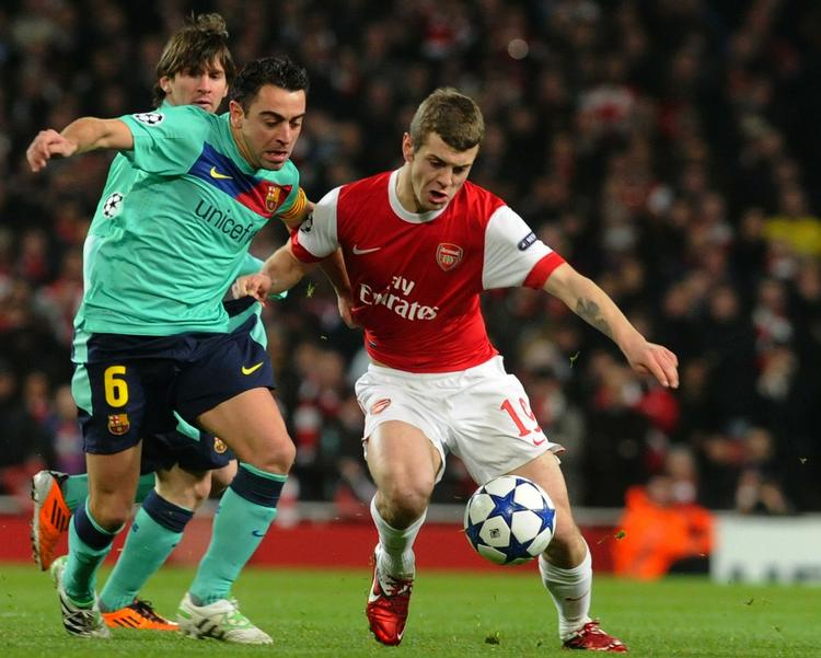 Nærkamp. Jack Wilshere (t.h.) gik i kødet på Barca-strategen Xavi i den første kampe for tre uger siden. 