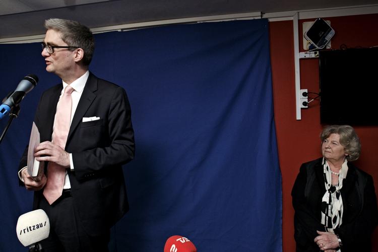 The new Minister for Integration Søren Pind, flanked by former minister Birthe Rønn Hornbech yesterday as he took over the ministry. 