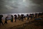 flygtningestrømme. Her ankommer gæstearbejdere til en flygtningelejr ved byen Ras Ajdir ved grænsen mellem Libyen og Tunesien. 