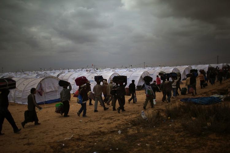 flygtningestrømme. Her ankommer gæstearbejdere til en flygtningelejr ved byen Ras Ajdir ved grænsen mellem Libyen og Tunesien. 