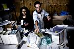 HJÆLPEARBEJDE. Haifaa Awad og Mounim Korchi pakker medicinsk udstyr inden deres privatarrangerede hjælpeaktion til Libyen. 