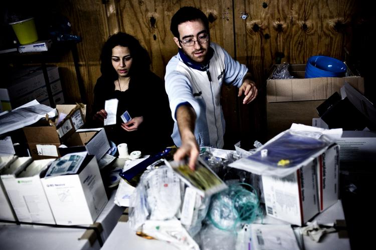 HJÆLPEARBEJDE. Haifaa Awad og Mounim Korchi pakker medicinsk udstyr inden deres privatarrangerede hjælpeaktion til Libyen. 
