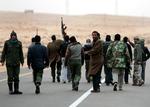 MODSTAND. Libyske oprørerer går mod frontlinjen, hvor de risikerer at møde Gaddafi-styrkernes tanks og artilleri. 