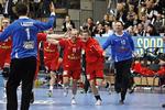 visum-kvaler. Jublende Anders Eggert , Lasse Svan Hansen og Søren Rasmussen løber på banen efter Danmarks sejr mod Spanien ved VM i Sverige. De tre spillere er strandet i København på grund af en fejlagtig visumbehandling i Rusland. 