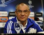 silkesnoren. Schalke-træner Felix Magath ved gårsdagens pressemøde før returopgøret mod Valencia. I dag er trænerens kontrakt blevet annulleret gældende fra sommer på grund af svingende resultater. 