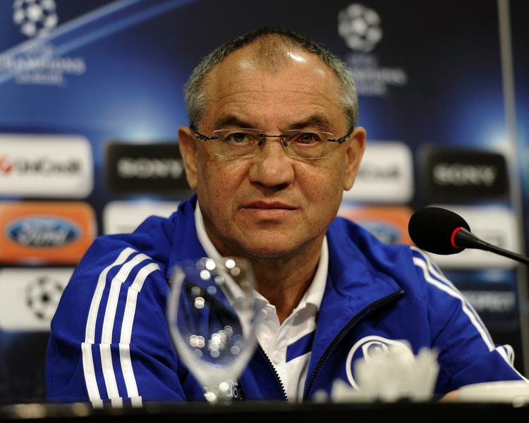 silkesnoren. Schalke-træner Felix Magath ved gårsdagens pressemøde før returopgøret mod Valencia. I dag er trænerens kontrakt blevet annulleret gældende fra sommer på grund af svingende resultater. 