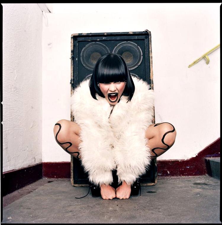 tamt vildt. Jessie J lægger ud  med en skarp sang om, at hun ikke vil være som de andre og kun gå efter  pengene - og så flakker hun ellers rundt  i en håndfuld sange, der lyder nøjagtig som en masse andre. Foto: Universal 