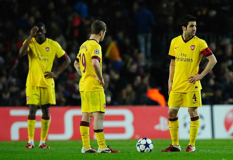 ansvar. Arsenals Cesc Fabregas (th) og Jack Wilshere (midt) har sendt deres første kommentarer efter nederlaget til Barcelona ud på deres Twitter-profiler. 