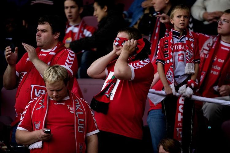 vejle-kolding. Tilhængerne fra Vejle Boldklub fik deres vilje med farven af trøjen i det nye samarbejde med Kolding. Og frygten for at forsvinde i en forkortelse af det nye navn, forsøges nu imødegået med en opfordring fra klubben. 