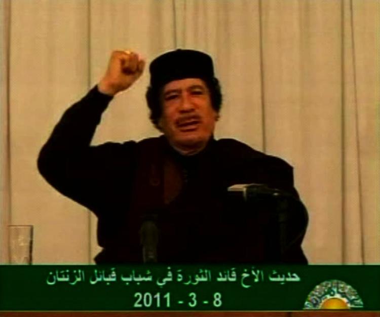 magtdemonstration. Libyens diktator Moamar gaddafi, der har været ved magten i 41 år, slår hårdt ned mod oprørerne. Her henvender han sig i en tv-tale til sine støtter i hovedstaden Tripoli. Tv-talen blev afholddt i går. 