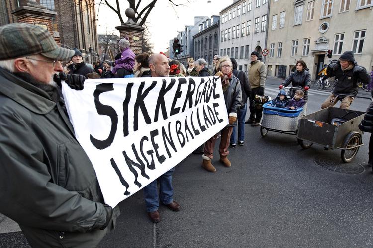 Demonstration. Beboere fra området omkring Prinsessegade demonstrerede i dag mod forslaget om at nedlægge busslusen. »Sikker gade, ingen ballade«, var slagordene. 