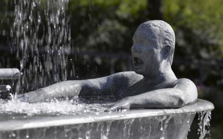 Skriget2. I Albertslund er de overbevist om, at de har Danmarks mest afskyelige stykke kunst. Det er mand, der sidder i et badekar i sit åbne badeværelse og skriger. Kan du slå den? Har du stået og gloet på et stykke kunst i din by og bare tænkt 'nej, helt ærlig - det var dog det mest #¤%!"%#¤! stykke bras, jeg nogensinde har set'. Så skynd dig at tage et billede af det, og send det ind til redaktionen. 
