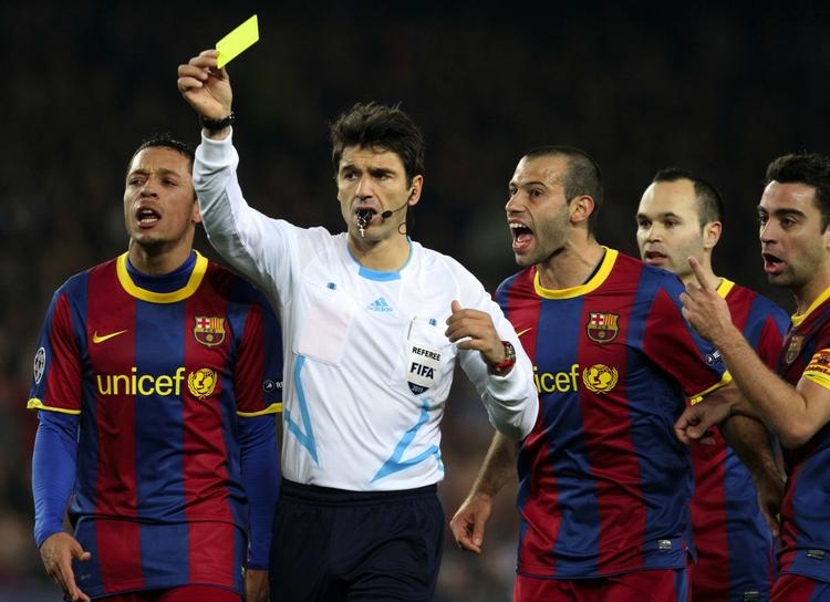 utilfredshed. Hverken Barcelonas spillere i denne situation eller Arsenals spillere generelt var tilfreds med Massimo Busacca i går. 