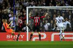 nærgående. En halvkikset afslutning af Robinho, som William Gallas afværgrede på mållinien, var AC Milans mest nårgående scoringsforsøg. 