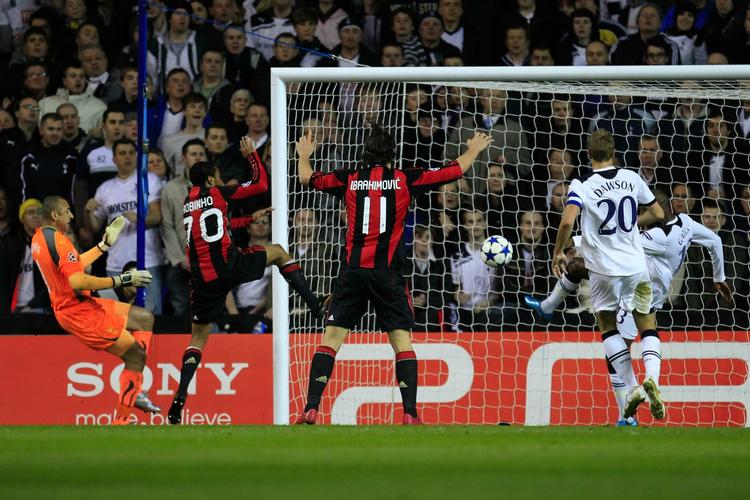 nærgående. En halvkikset afslutning af Robinho, som William Gallas afværgrede på mållinien, var AC Milans mest nårgående scoringsforsøg. 