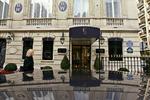 Luksus. Juveleren Harry Winston, der i 2008 blev berøvet smykker for en værdi af 80 millioner euro, er kendt for at appellere til berømtheder. Elizabeth Taylor og Jackie Onassis har blandt andet modtaget gaver købt i butikken fra deres respektive kavalerer . 