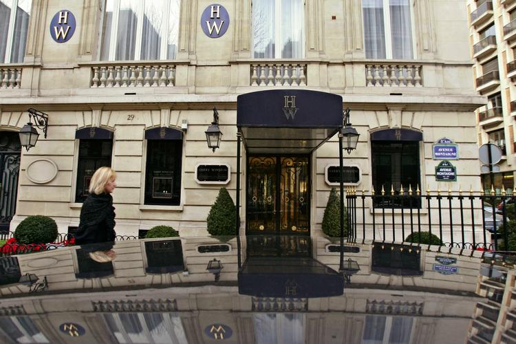Luksus. Juveleren Harry Winston, der i 2008 blev berøvet smykker for en værdi af 80 millioner euro, er kendt for at appellere til berømtheder. Elizabeth Taylor og Jackie Onassis har blandt andet modtaget gaver købt i butikken fra deres respektive kavalerer . 