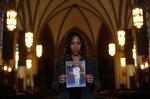 Uenig. Pam Bosley i St. Sabina Catholic Church i går. Hun bærer et billede af sin søn, Terrel, der blev dræbt af en ukendt gerningsmand i 2006. Den der dræbte ham, fortjener ikke at leve, siger hun. 