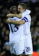 Videre. Anfører Michael Dawson (t.h.) jubler sammen med William Gallas. 
