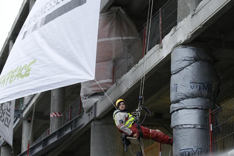 Ophængt. En af greenpeace-aktivisterne i resterne af Industriens Hus, som i øjeblikket er under renovering. De truer med at blive hængende, til politiet piller dem ned. 