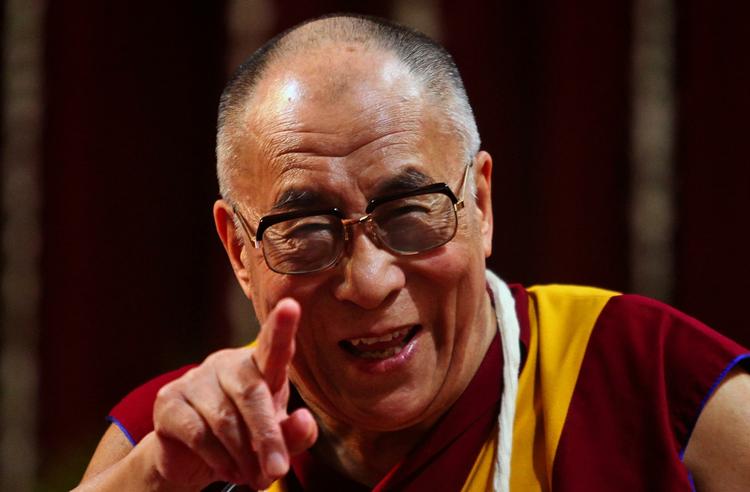 Flygtning. Dalai Lama flygtede fra Tibet i 1959 efter et fejlslagent oprør mod den kinesiske besættelse. Han bor nu i eksil i Indien. 