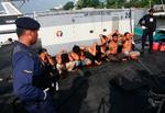 Omsiggribende. Det er ikke bare somaliske pirater, der truer skibsfarten. I går tog malaysiske marinesoldater en gruppe indonesiske sørøvere til fange i Johor i den sydlige del af Malaysia. 