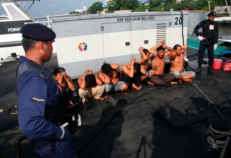 Omsiggribende. Det er ikke bare somaliske pirater, der truer skibsfarten. I går tog malaysiske marinesoldater en gruppe indonesiske sørøvere til fange i Johor i den sydlige del af Malaysia. 