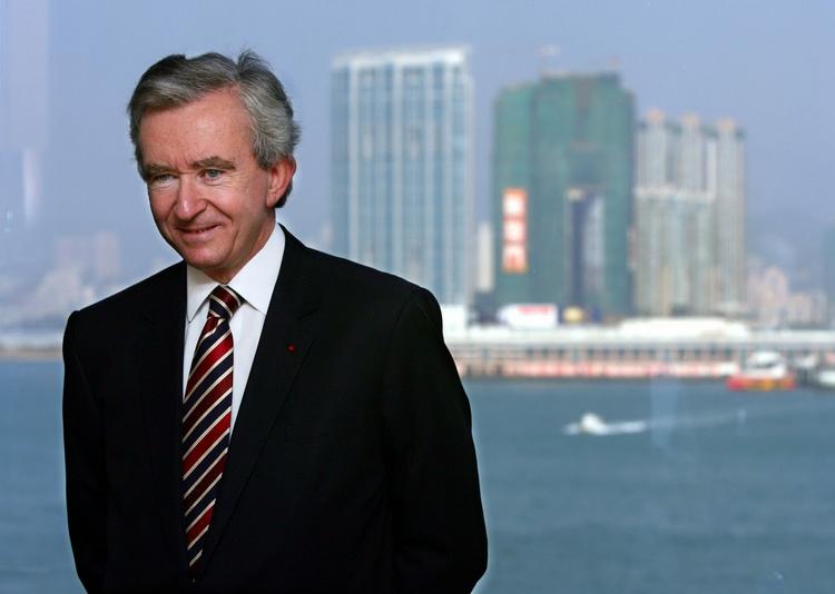 Nummer fire er Bernard Arnault på 62, bestyrelsesformand for Louis Vuitton, har 41 milliarder, eller 214.430.000.000 danske kroner at gøre godt med. 