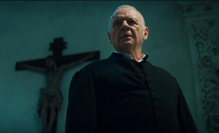 Ondt. Anthony Hopkins er i storform i  rollen som  dæmonisk jesuiterpræst.  Foto: Sandrew Metronome 