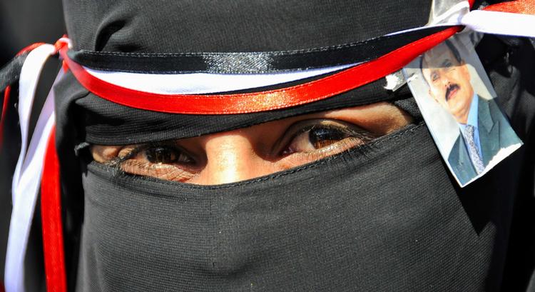 Yemens præsident, Ali Abdullah Saleh, har været udsat for flere demonstrationer, som kræver hans afgang. Han har dog også sine tilhængere som kvinden her. 