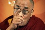 Halvleder. Dalai Lama offentliggjorde i dag sin beslutning om at trække sig som tibetanernes politiske leder. Han forbliver som åndelig leder. 