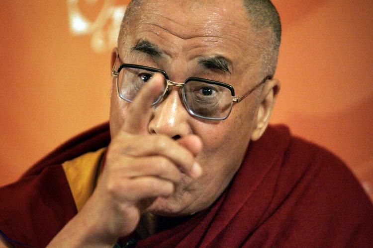 Halvleder. Dalai Lama offentliggjorde i dag sin beslutning om at trække sig som tibetanernes politiske leder. Han forbliver som åndelig leder. 