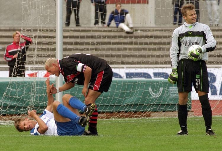 fingerbrud. Den norske landsholdsmålmand Jon Knudsen (th) spillede i 1999 for FC Midtjylland, hvor han på billedet er med i en kamp mod B.93. 