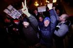 Oprørte. Det medførte vilde protester, da de republikanske senatorer i den amerikanske stat Wisconsin besluttede at knægte fagforeningerne og fratage dem retten til kollektive forhandlinger for de offentlig ansatte. 