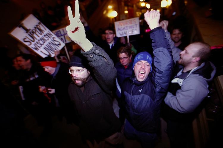 Oprørte. Det medførte vilde protester, da de republikanske senatorer i den amerikanske stat Wisconsin besluttede at knægte fagforeningerne og fratage dem retten til kollektive forhandlinger for de offentlig ansatte. 